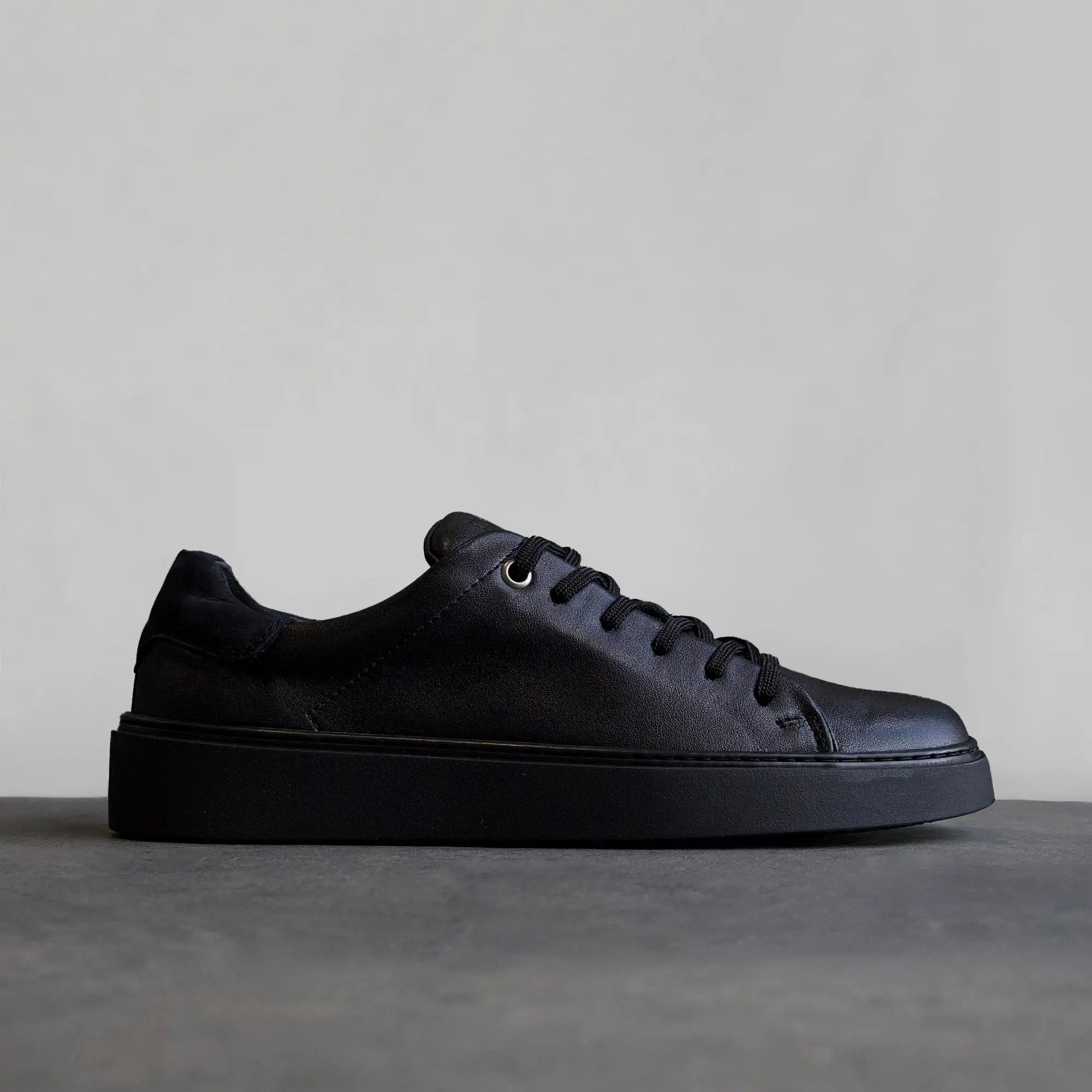Essential Sneaker Black - FADE