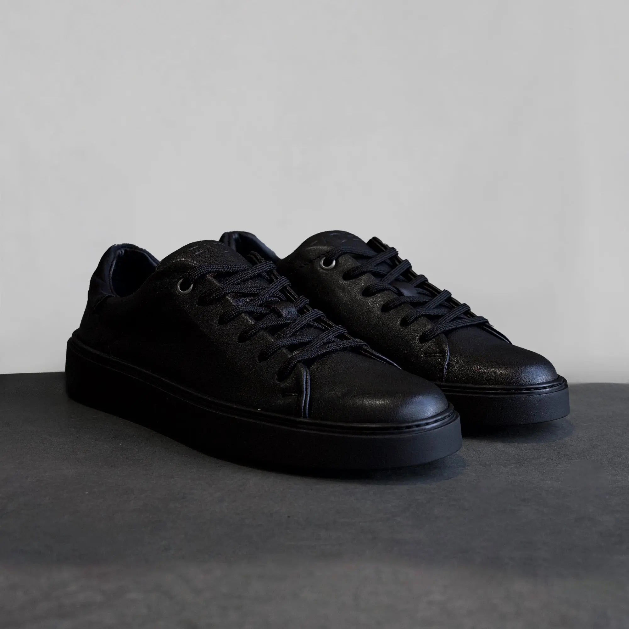 Essential Sneaker Black - FADE
