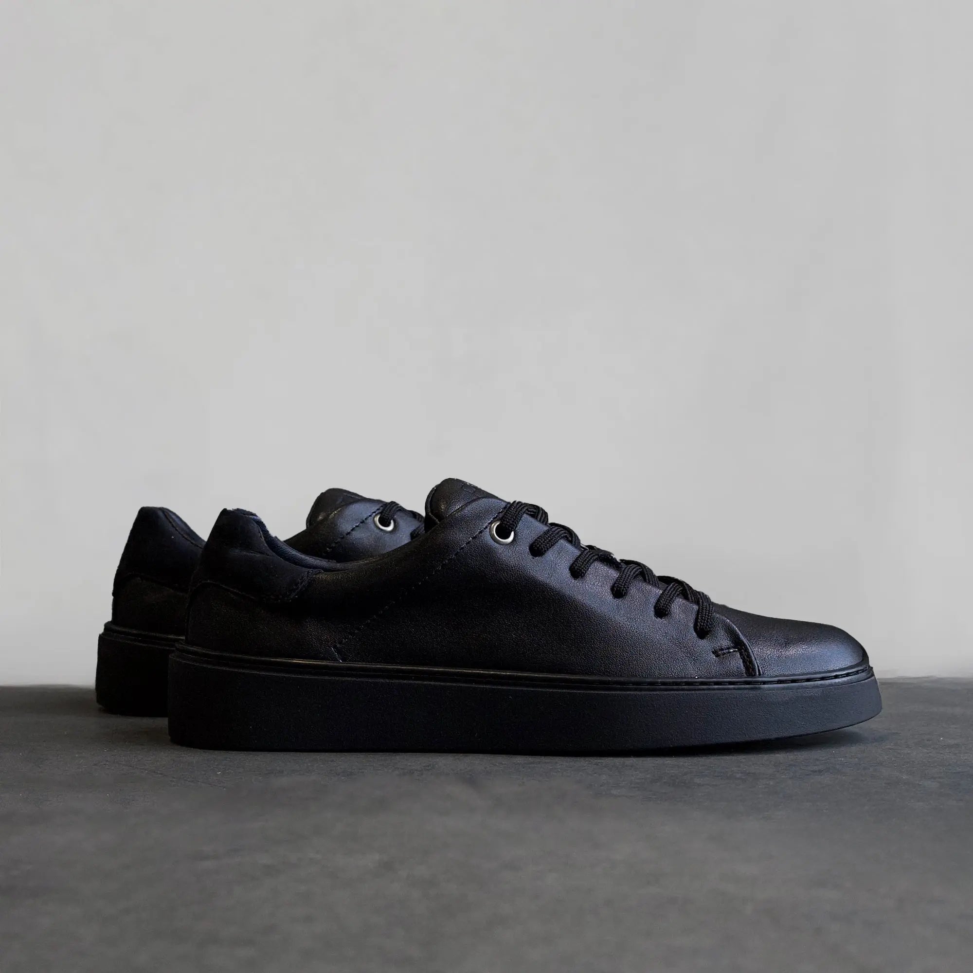 Essential Sneaker Black - FADE