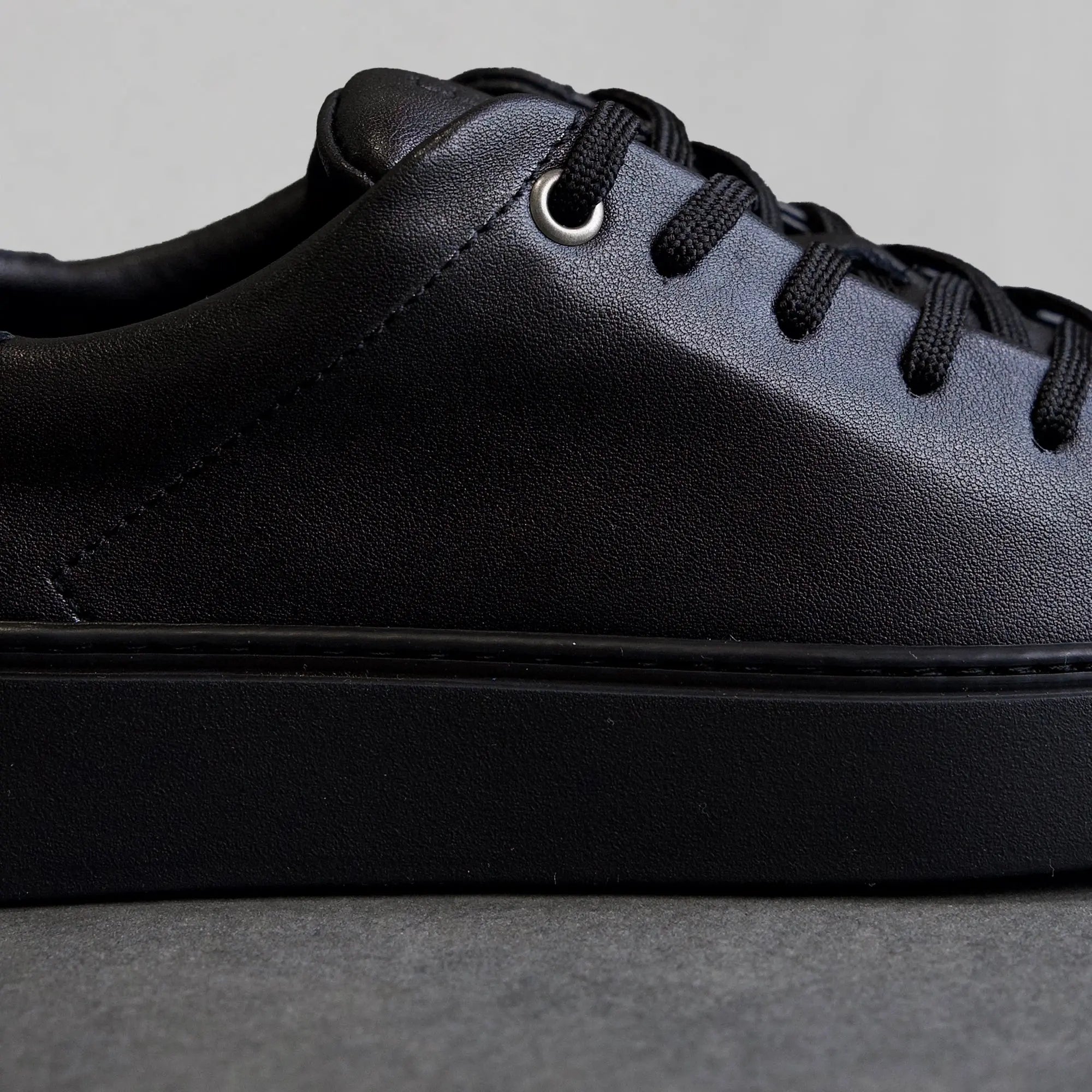 Essential Sneaker Black - FADE