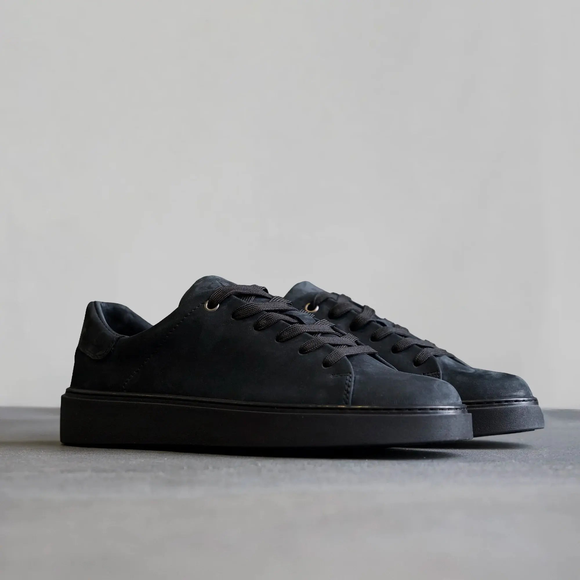 Essential Sneaker Nubuck Black - FADE