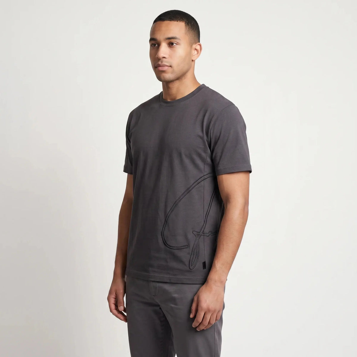 FT070 Signature Side Print Relaxed Fit T-Shirt in grey, featuring an embroidered side logo. This casual grey t-shirt offers