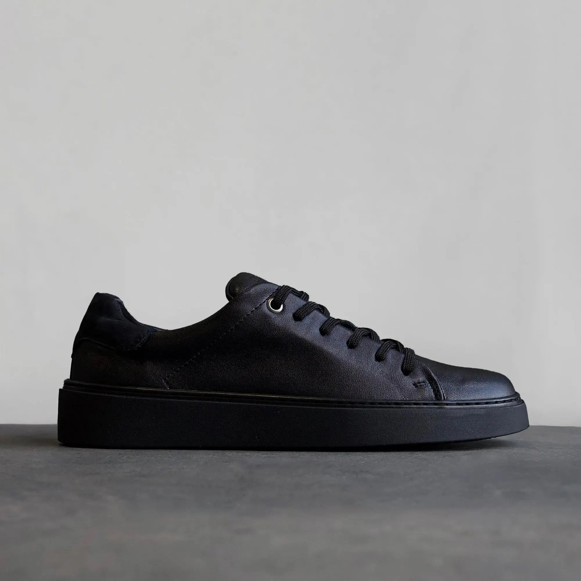 Essential Sneaker Black - FADE
