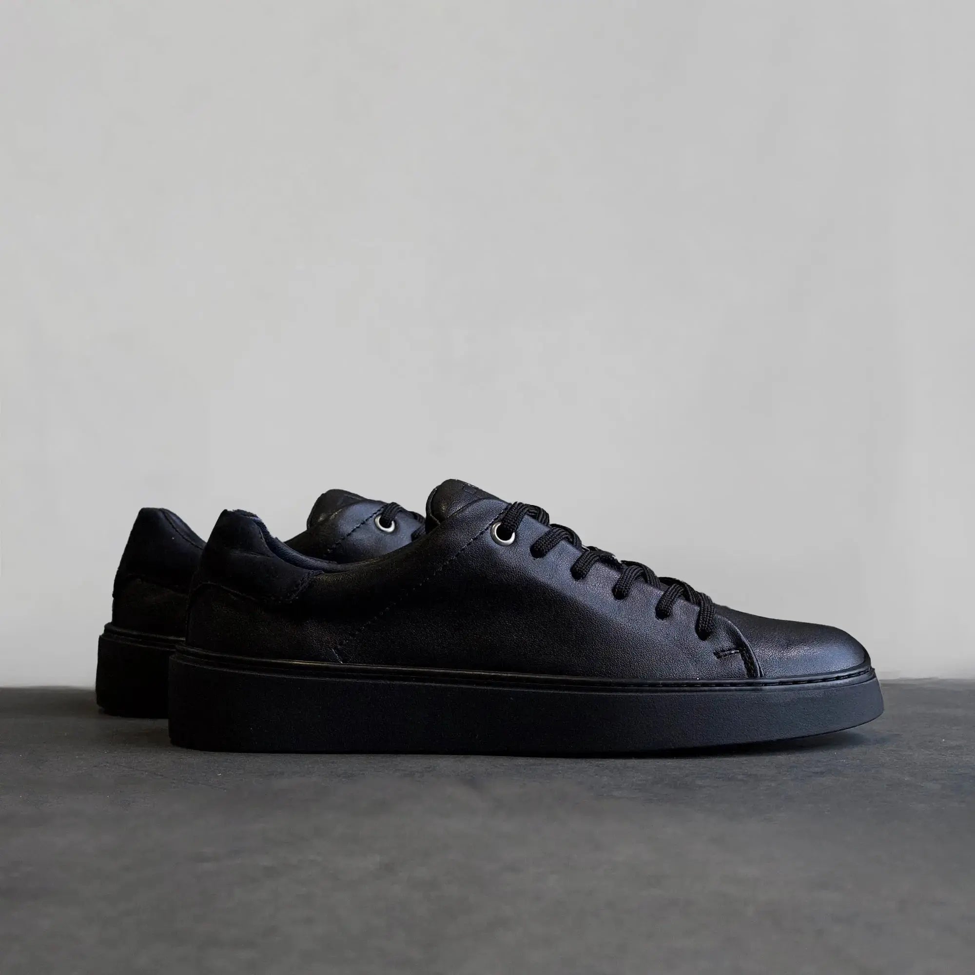 Essential Sneaker Black - FADE