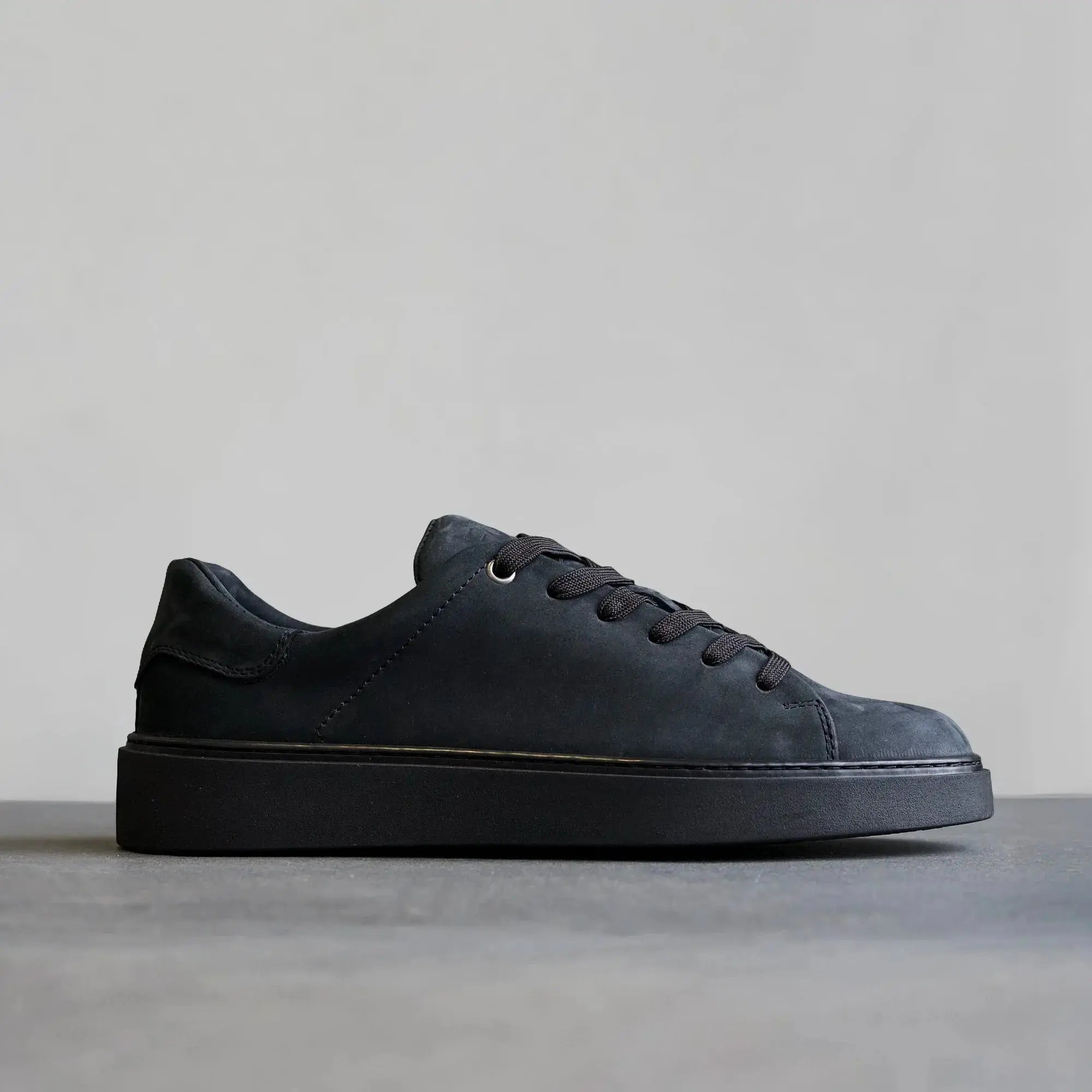 Essential Sneaker Nubuck Black - FADE