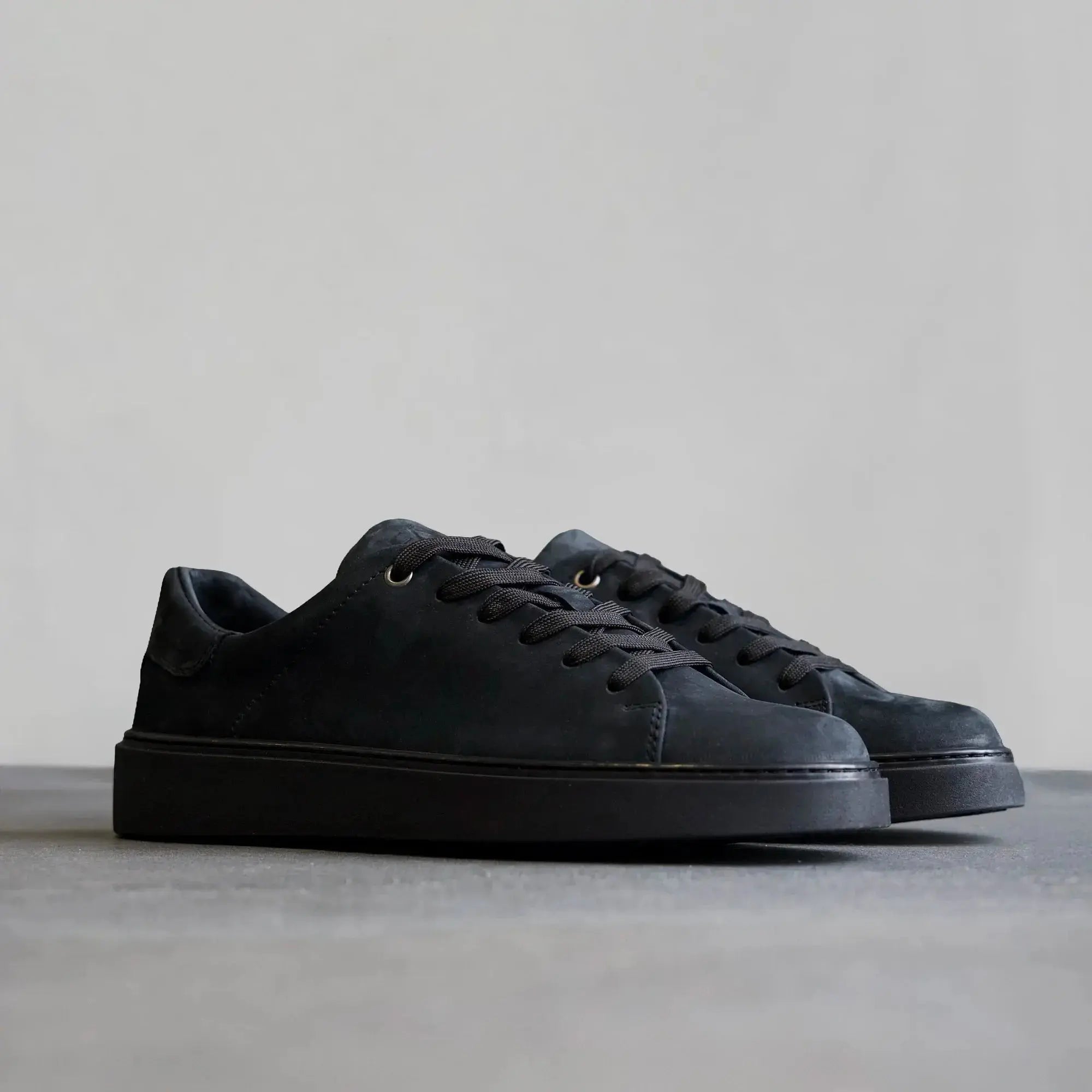 Essential Sneaker Nubuck Black - FADE