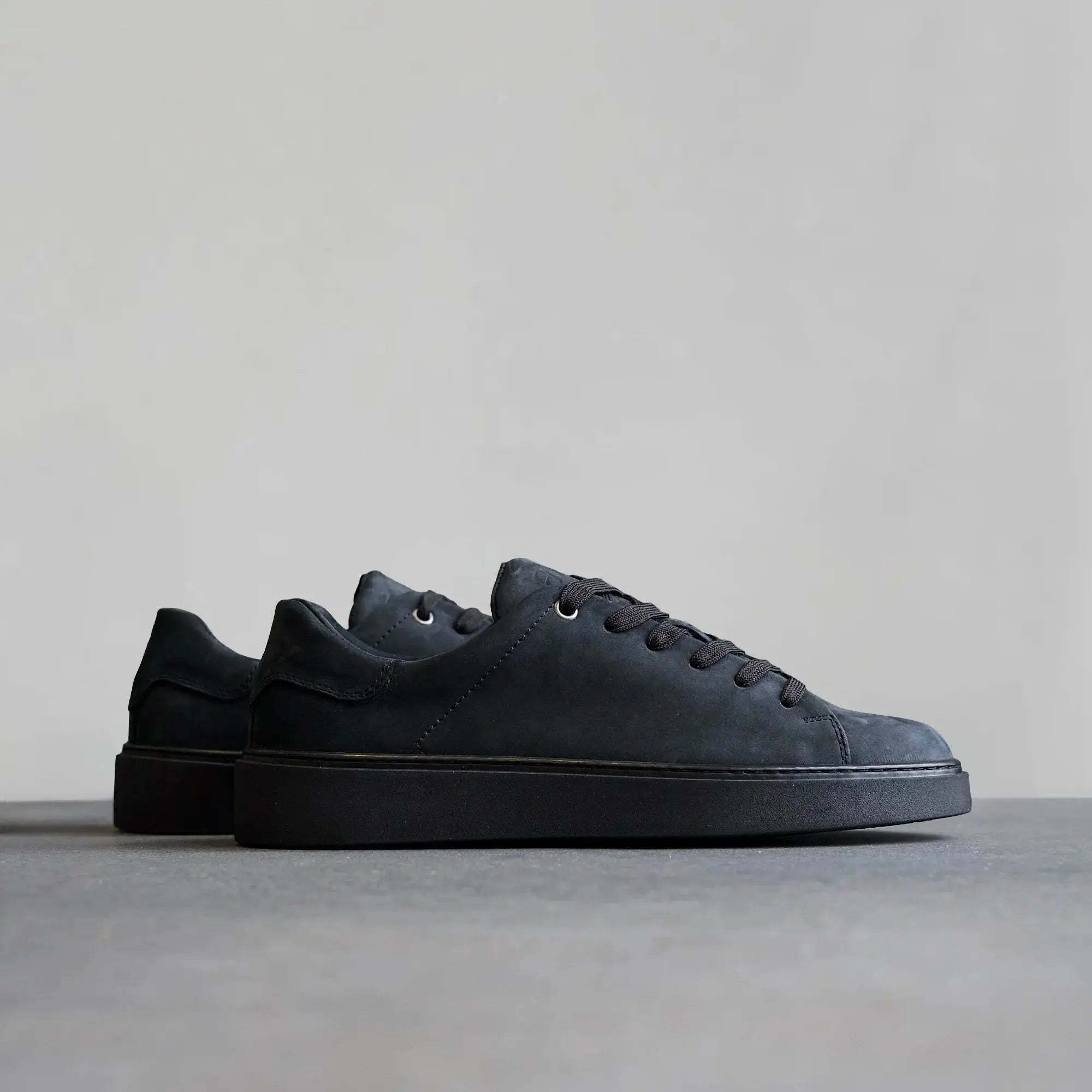 Essential Sneaker Nubuck Black - FADE