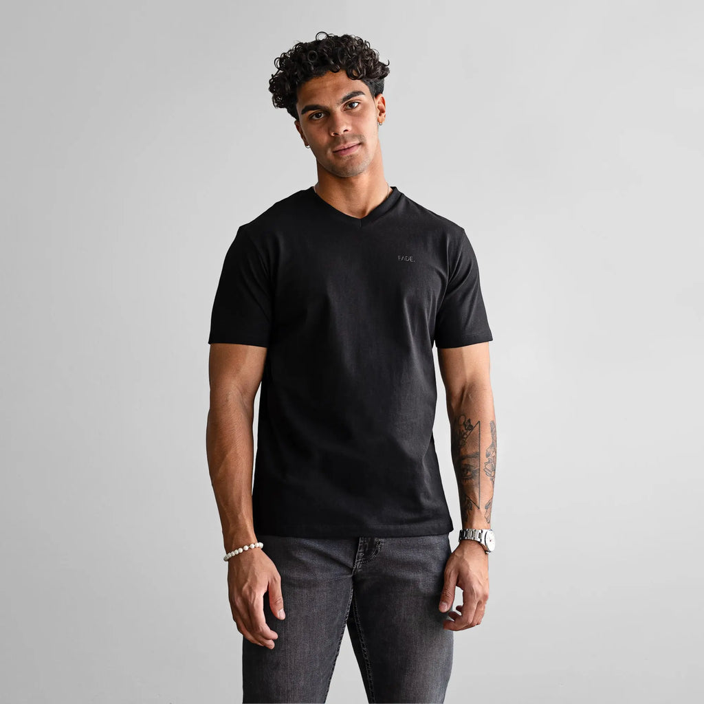 Essential T-Shirt V-Neck Black - FADE