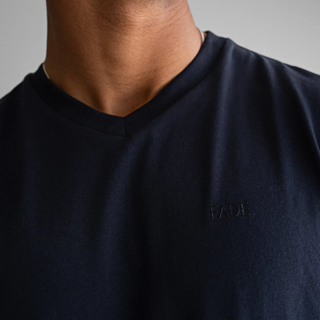 Essential T-Shirt V-Neck Navy - FADE
