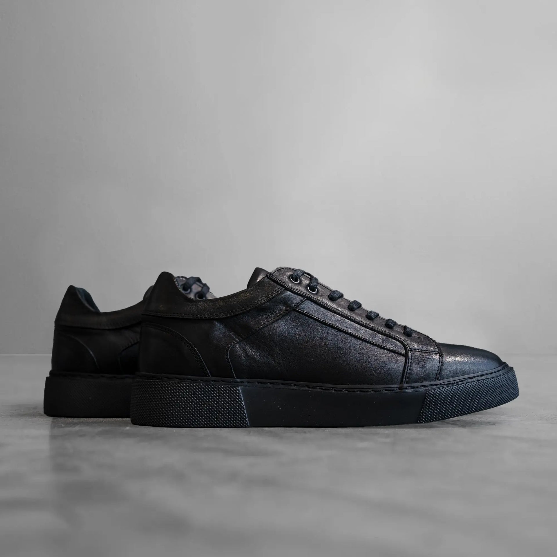 Fade Iconic Black Sneakers